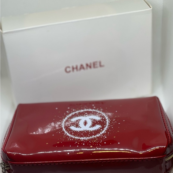 Chanel Patent leather makeup bag with box.  Includes Chanel gift box & ribbon.❤️ - Picture 1 of 9